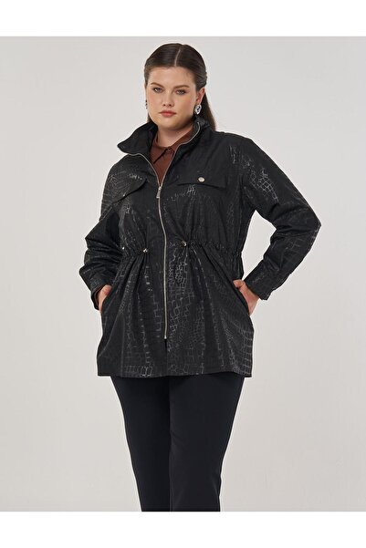 Kayra سترة ذات ياقة عالية بنمط هندسي باللون الأسود