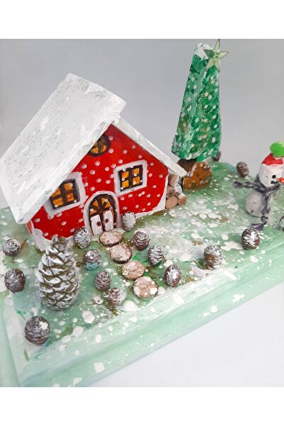 ELSA Ahşap Yılbaşı Dekoratif Ev – Çam Ağacı ve Kardan Adamlı