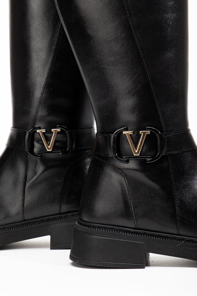 RİSSOLİ Dámské černé boty s lesklou kůží a detailem přezky