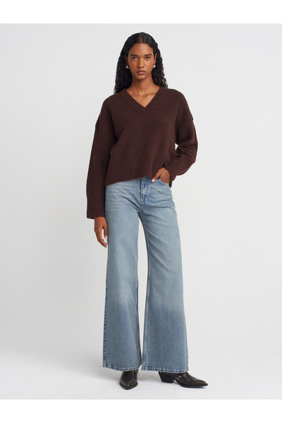 Dilvin 10645 Πλεκτό πουλόβερ με μαλακή υφή με λαιμόκοψη σε σχήμα V-Καφέ