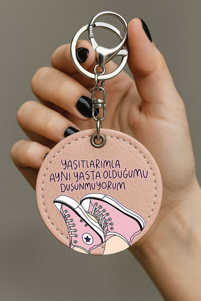 Cekuonline ميدالية مفاتيح بيضاء مطرزة للسيارة - مصنوعة من الجلد بنمط وردي اللون