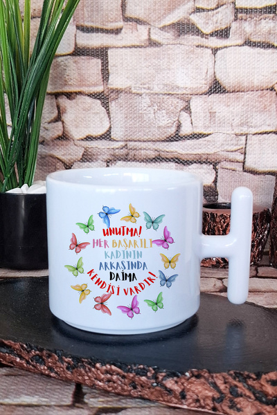 giftkonsept كوب لاتيه مطبوع عليه عبارة 'تحت ظل المرأة الناجحة موجودة نفسها' م...