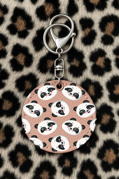 Cekuonline سلسلة مفاتيح جلدية قابلة للتجميع مع نقش مطبوع بتصميم مرح: نمط باندا صغير باللون الوردي الفاتح