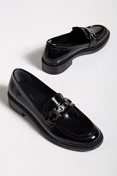 derim shoes حذاء لوفر نسائي أسود من الجلد الصناعي اللامع – مزين بسلسلة