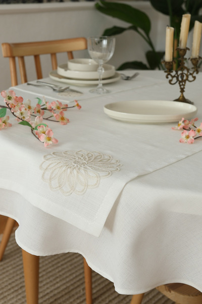 Yakacihome Floral Laced 4-Piece American Tablecloth & Runner Gardenia Linen Washable Stain-Resistant Premium Dowry Set