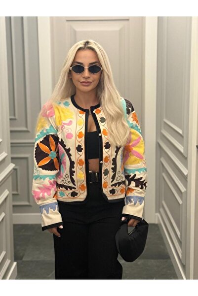 Muna Boutique سترة نسائية ملونة بأكمام واسعة ومزينة بتطريز على الأزرار