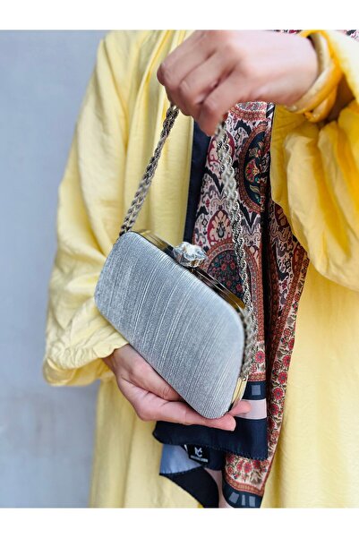 H&D COLLECTİON Our Model Is the One That Cannot Be Without the Özen Günler Brand, a Chain-Handled and Shoulder-Strap Evening Bag.