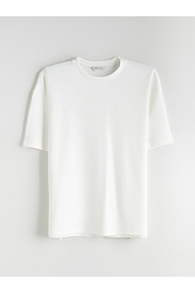 LC Waikiki تي شيرت رجالي ذو ياقة دائرية بلون إكرو