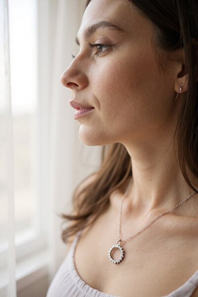 Stil Nord Gümüş Renk Yuvarlak Taş Detaylı Nikel Kadın Kolye