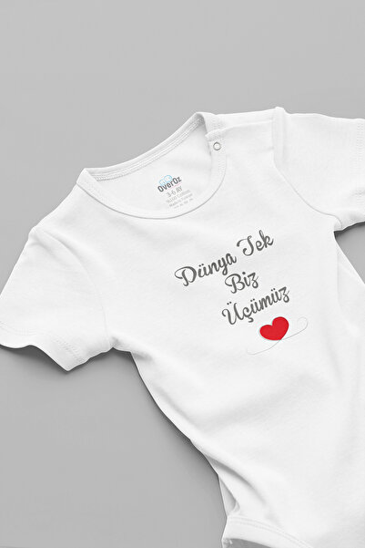 Overoz Mom and Dad Written Bodysuit, the World Is Just Us Three Written Baby Bodysuit 5922