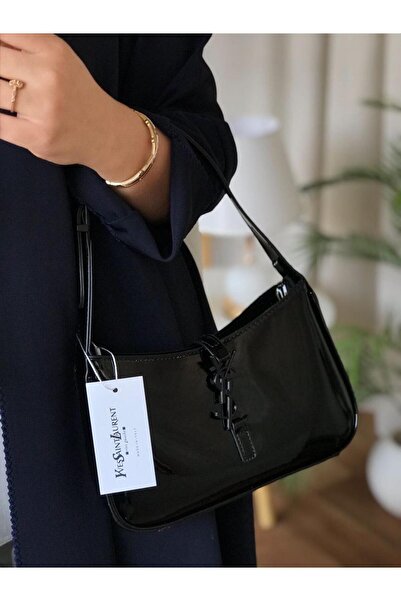 Generic Shoulder bag with accessories