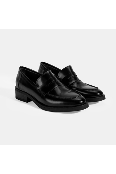 Desa Women's Black Leather Loafer