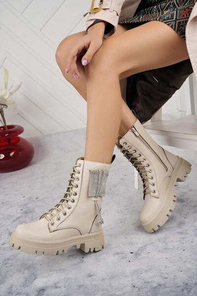 Ludiva Kadın Taş Detaylı Fermuarlı Kaymaz Taban Postal Bot Bej