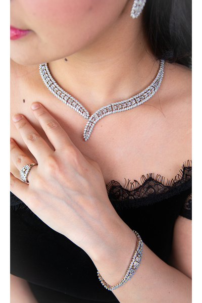 Najmat ALmuraqab طقم إكسسوار نسائي فاخر بتصميم V مرصع بالفصوص – عقد وأقراط وسوار وخاتم