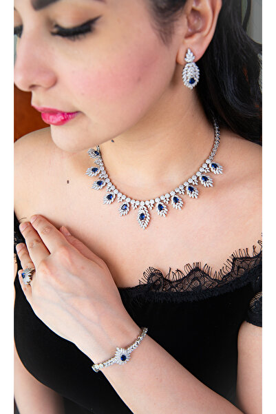 Najmat ALmuraqab طقم إكسسوار نسائي فاخر بالفصوص البيضاء والأحجار الزرقاء – عق...