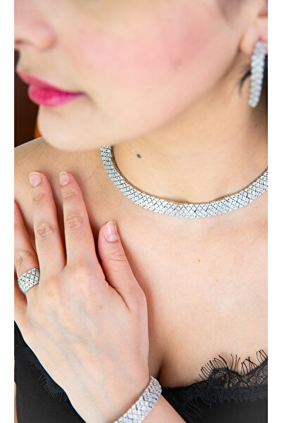 Najmat ALmuraqab طقم إكسسوار نسائي فاخر بتصميم شبكي مرصع بالفصوص – عقد وأقراط...