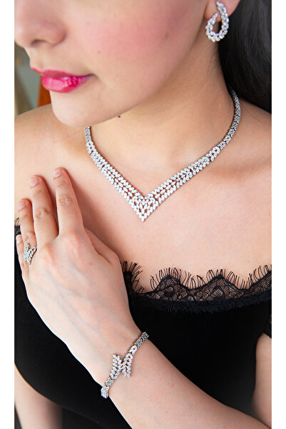 Najmat ALmuraqab طقم إكسسوار نسائي فاخر بتصميم V حاد مرصع بالفصوص – عقد وأقراط وسوار وخاتم
