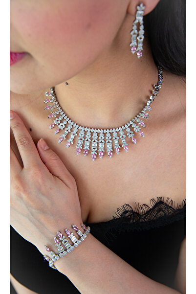 Najmat ALmuraqab طقم إكسسوار نسائي فاخر بالفصوص البيضاء والأحجار الوردية – عق...