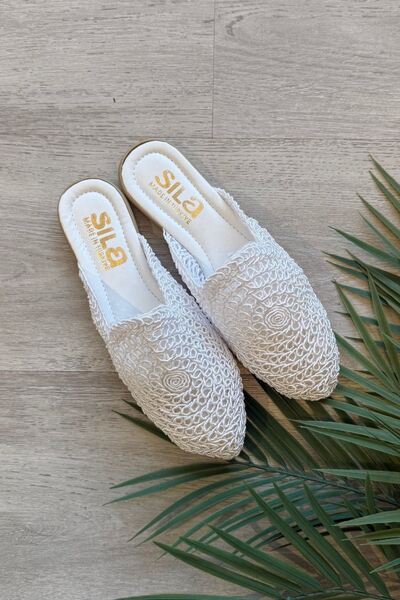 FUGA MODA Elaris White Circular Straw Embroidered Closed-Front Slippers