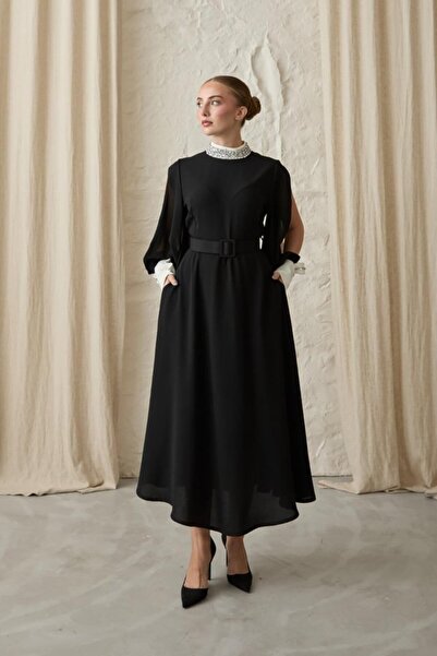 MODA Μαύρο φόρεμα με λαιμόκοψη και πέτρες στα μανίκια