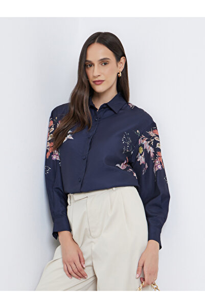 Styli قميص مطبوع عليه زهور وأزرار وياقة منتشرة