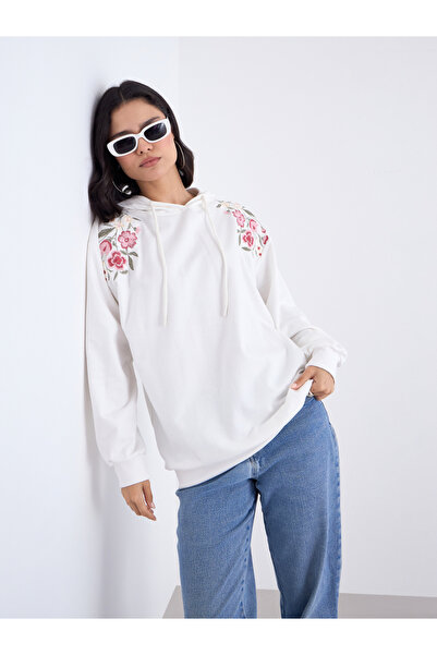 Styli هودي مطرز بالزهور باللون الأبيض العاجي