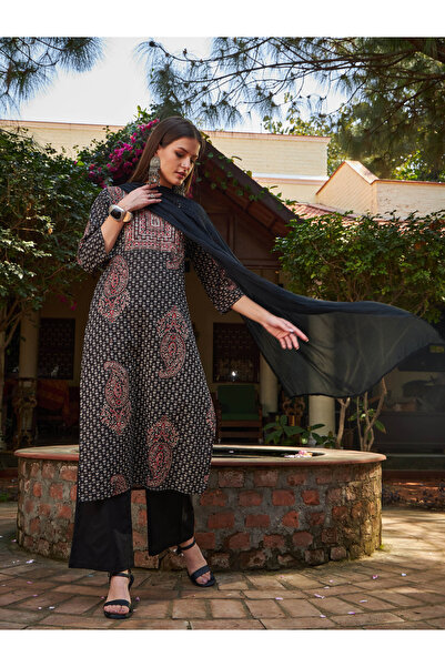 Sassafras By Styli طقم كورتا باللون الأسود مع بنطلون ضيق ووشاح أمامي