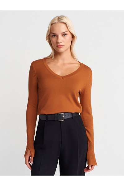 Dilvin 10427 Πουλόβερ με λαιμόκοψη σε σχήμα V με σχισμή στο μανίκι-Καραμέλα