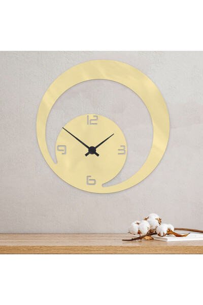 Marktna Distinctive wall clock made of shiny gold acrylic
