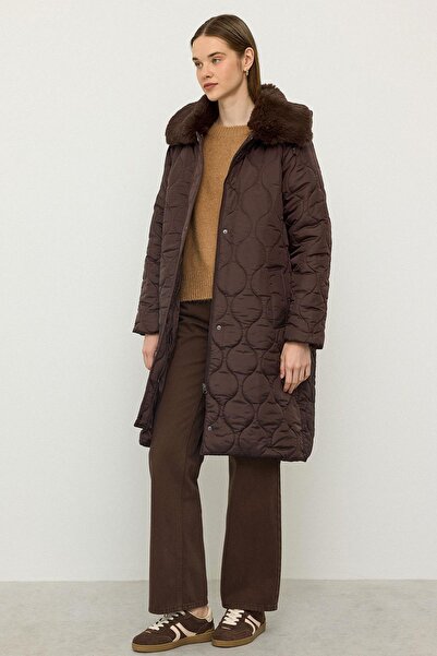 Olcay Καπιτονέ παλτό με γούνινο γιακά, αποσπώμενη κουκούλα και κλείσιμο με φερμουάρ ΚΑΦΕ 6784