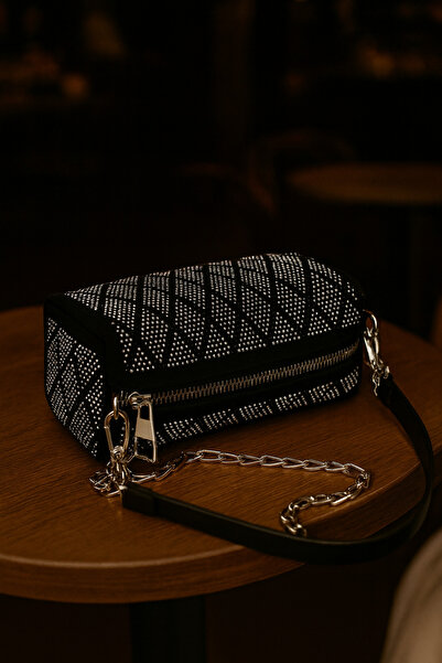 ESTUTE حقيبة سهرة فاخرة بتفاصيل حجرية وحزام سلسلة