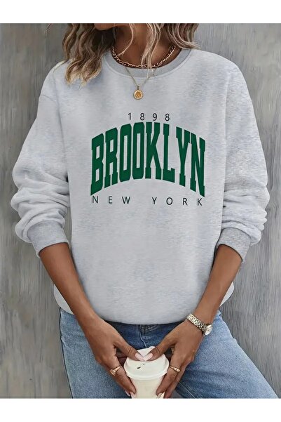 WOODROFFE سويت شيرت نسائي من بروكلين (أخضر) مطبوع برقبة دائرية باللون الرمادي...