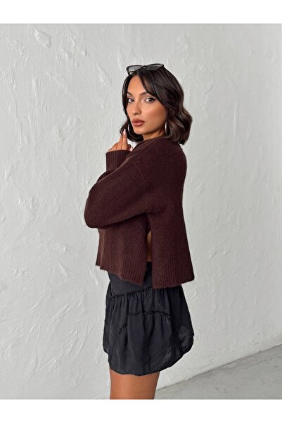 BEJNA Дамски кафяв пуловер с страничен разрез от мека плетена материя