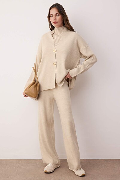 ترينديول كوليكشن طقم تريكو مكون من 3 قطع من الكارديجان والبلوزة والسروال مع تفاصيل إكسسوارات باللون البيج TWOAW26AU00049