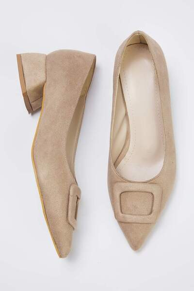 TRENDYOL SHOES Béžové semišové boty s detailním špičatým podpatkem pro ženy na blokovém podpatku TAKAW26TO00007