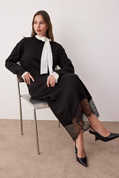 Trendyol Modest Μαύρο πλεκτό φόρεμα με λεπτομέρειες από δαντέλα TCTAW26EB00011