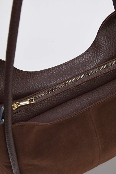 TRENDYOL SHOES Tmavě hnědá semišová dámská taška přes rameno TAKAW25OC00003