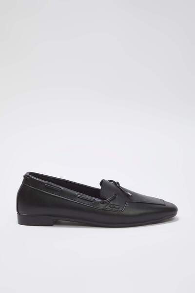 TRENDYOL SHOES Черни дамски мокасини с връзки от изкуствена кожа TAKAW26LA00001
