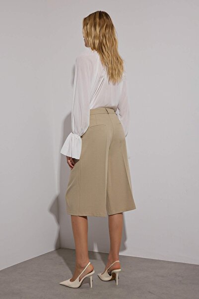 Trendyol Collection Limitovaná edice norkových šortek s rovným střihem a plisovanou tkaninou & Bermudy TWOAW26SR00033