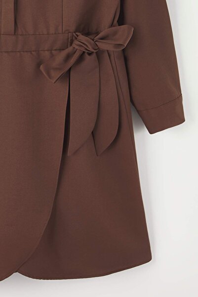 Trendyol Curve Μίνι υφαντό φόρεμα με καφέ πουκάμισο με λεπτομέρεια με κορδόνια σε μεγάλο μέγεθος TBBAW26AH00051