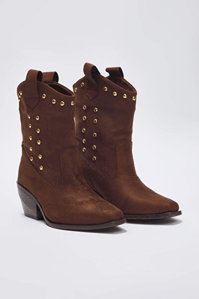 TRENDYOL SHOES Hnědé semišové dámské boty Troc s detailní špičatou špičkou na podpatku 
 TAKAW26BO00073