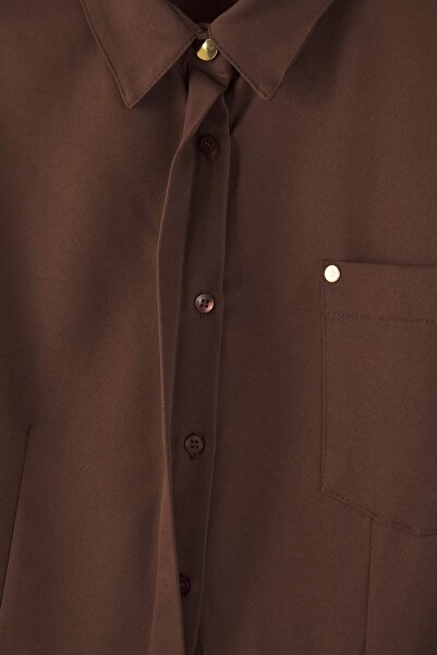 Trendyol Curve Braunes, gewebtes Minikleid in Übergröße mit Hemdkragen und Bindedetail TBBAW26AH00051