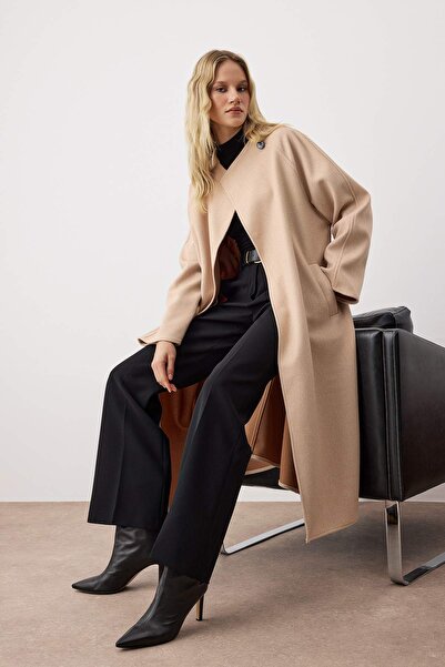 Trendyol Collection Béžový kabát s vázáním u krku, oversize střih, dlouhý kašmírový kabát TWOAW26KB00061