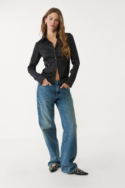 Stradivarius Vücuda oturan saten gömlek