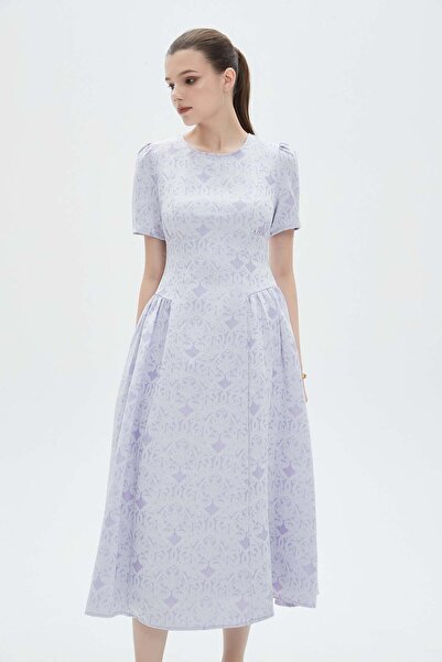 mica فستان نسائي متوسط الطول بأكمام قصيرة وجوانب مكشكشة ورقبة دائرية، مطبوع