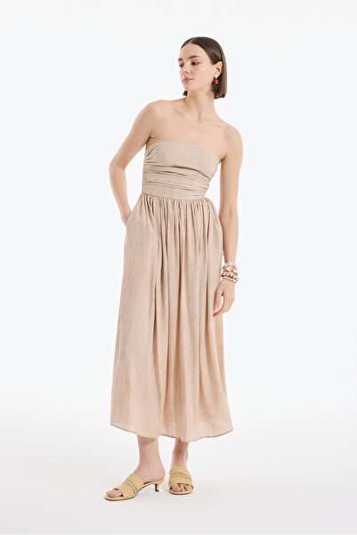 Quzu Drape Detaylı Pileli Straplez Midi Elbise Bej