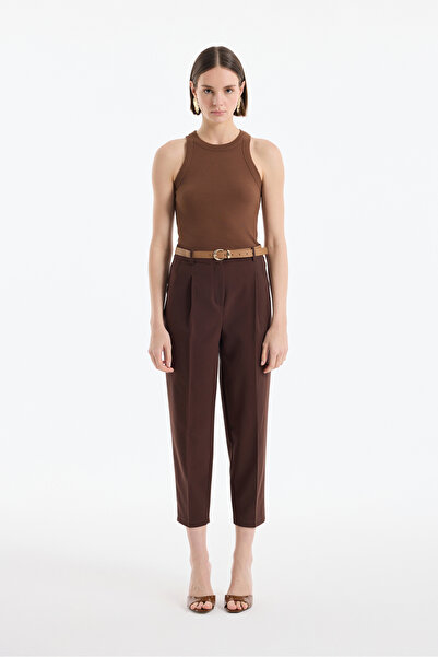 Quzu Kemer Aksesuarlı Pensli Pantolon Kahverengi