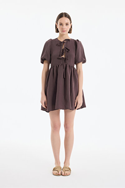 Quzu Мини рокля с балон ръкав и папионка, кафява