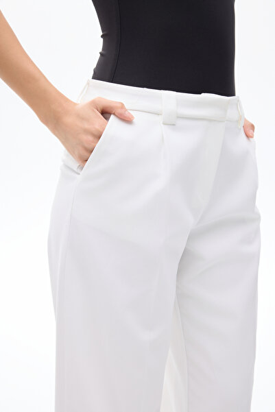 Quzu Pile Detaylı Normal Bel Havuç Pantolon Ekru