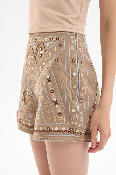 Quzu Etnik Nakış İşlemeli Pul Süslemeli Mini Şort Bej